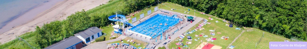 Dronefoto zwembad banner afbeelding
